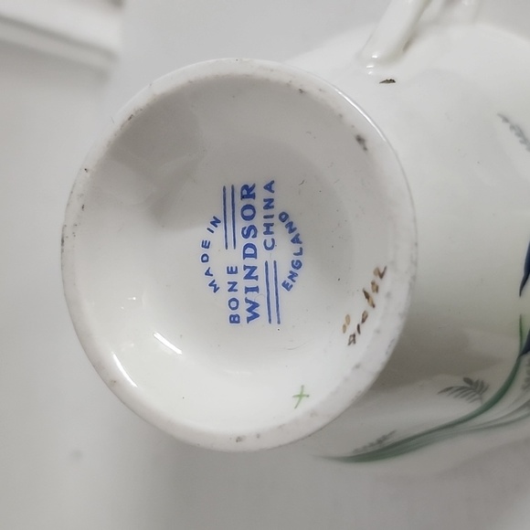 Bone Windsor China England Gilded Floral Pedestal Teacup & Saucer Set - Picture 5 of 7